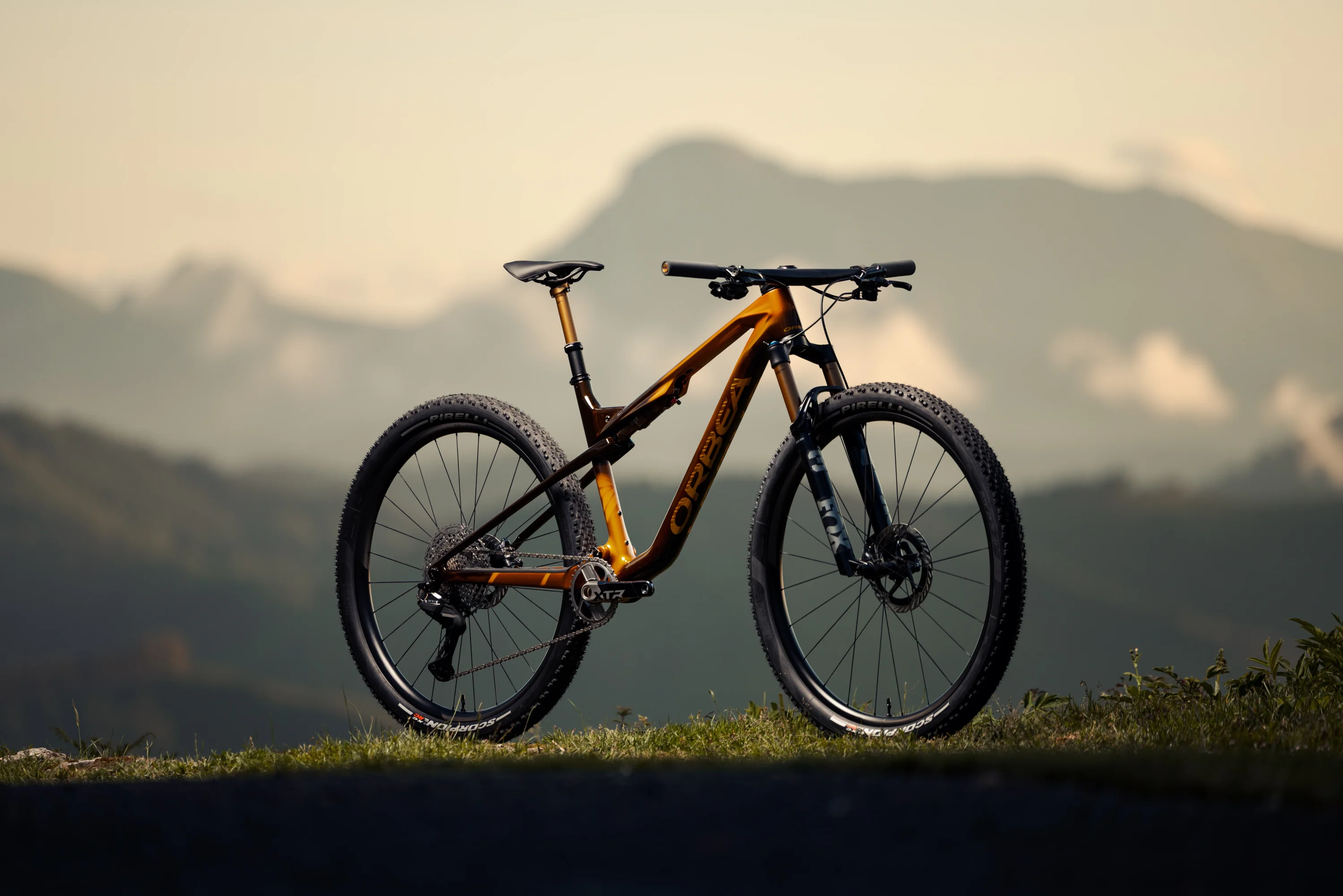 אופני ORBEA OIZ בנוף הררי
